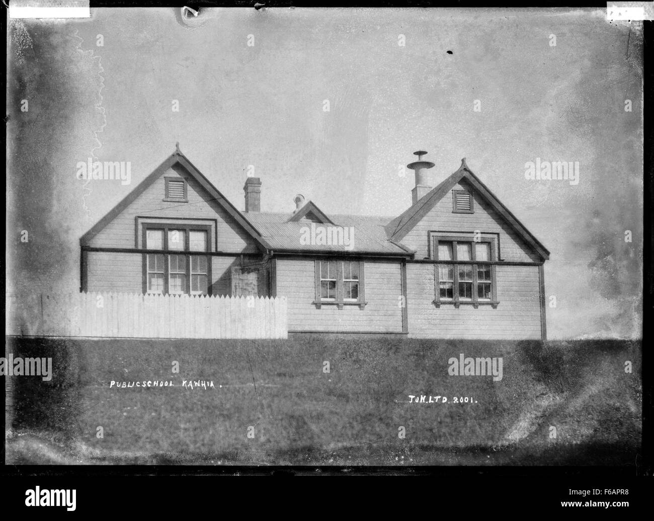 Una fotografia della scuola pubblica di Kawhia, che cattura una vista storica dell'edificio e dell'area circostante. L'immagine mostra lo stile architettonico e l'ambientazione dell'istituto educativo. Foto Stock