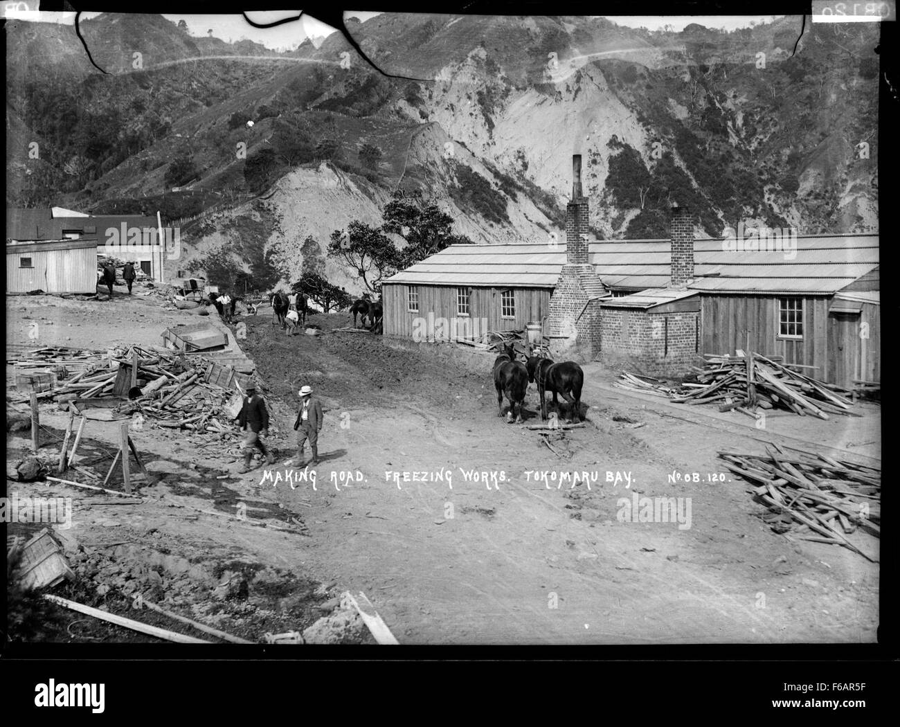 Questa immagine raffigura la costruzione di strade a Tokomaru Bay, un sito chiave per i lavori di congelamento a Waima, nuova Zelanda. I surgelatori hanno svolto un ruolo essenziale nell'economia locale, in particolare nell'industria della carne e del latte. Foto Stock