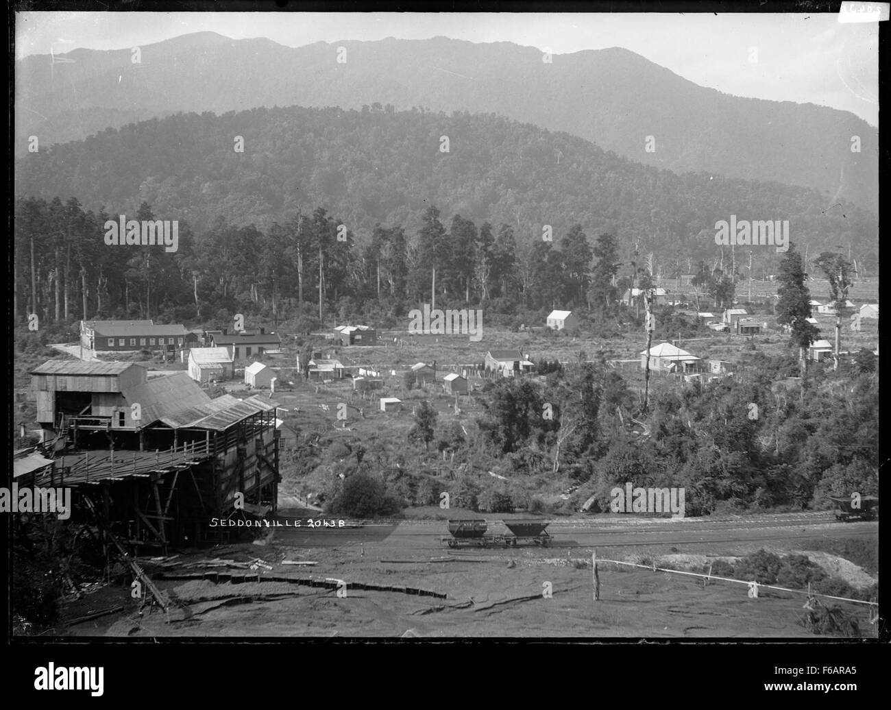 Seddonville è un piccolo insediamento sulla costa occidentale dell'Isola del Sud della nuova Zelanda, noto per il suo significato storico nell'industria mineraria del carbone. Situato nel quartiere Buller, offre uno scorcio sul passato della regione e sulla sua bellezza naturale, circondato da lussureggianti foreste e montagne. Foto Stock