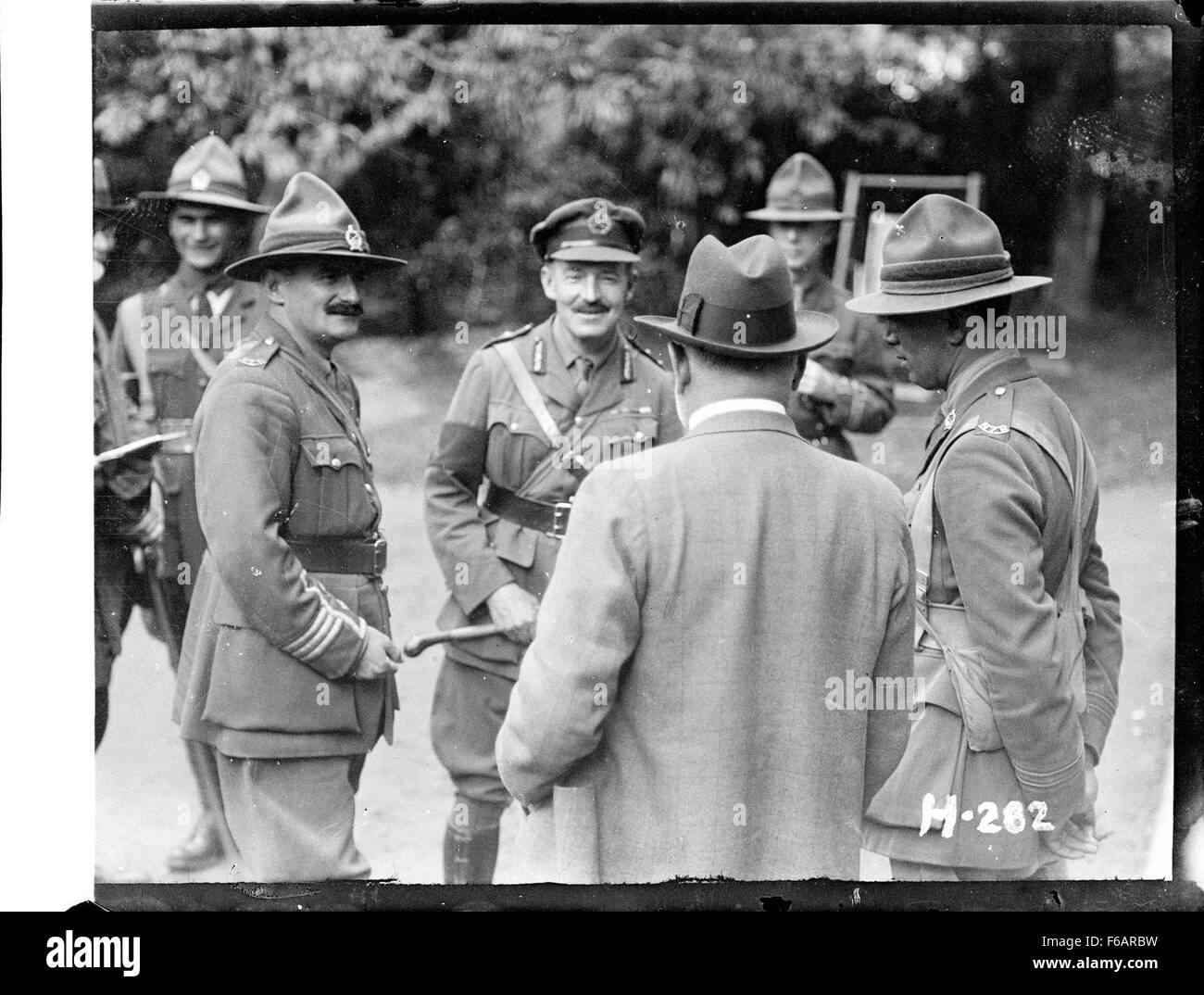 Sir Thomas MacKenzie, un importante politico neozelandese, viene mostrato con gli ufficiali neozelandesi durante la prima guerra mondiale in Francia. Questa immagine evidenzia il coinvolgimento della nuova Zelanda nella guerra, offrendo uno sguardo sulla leadership militare e politica del tempo. Foto Stock