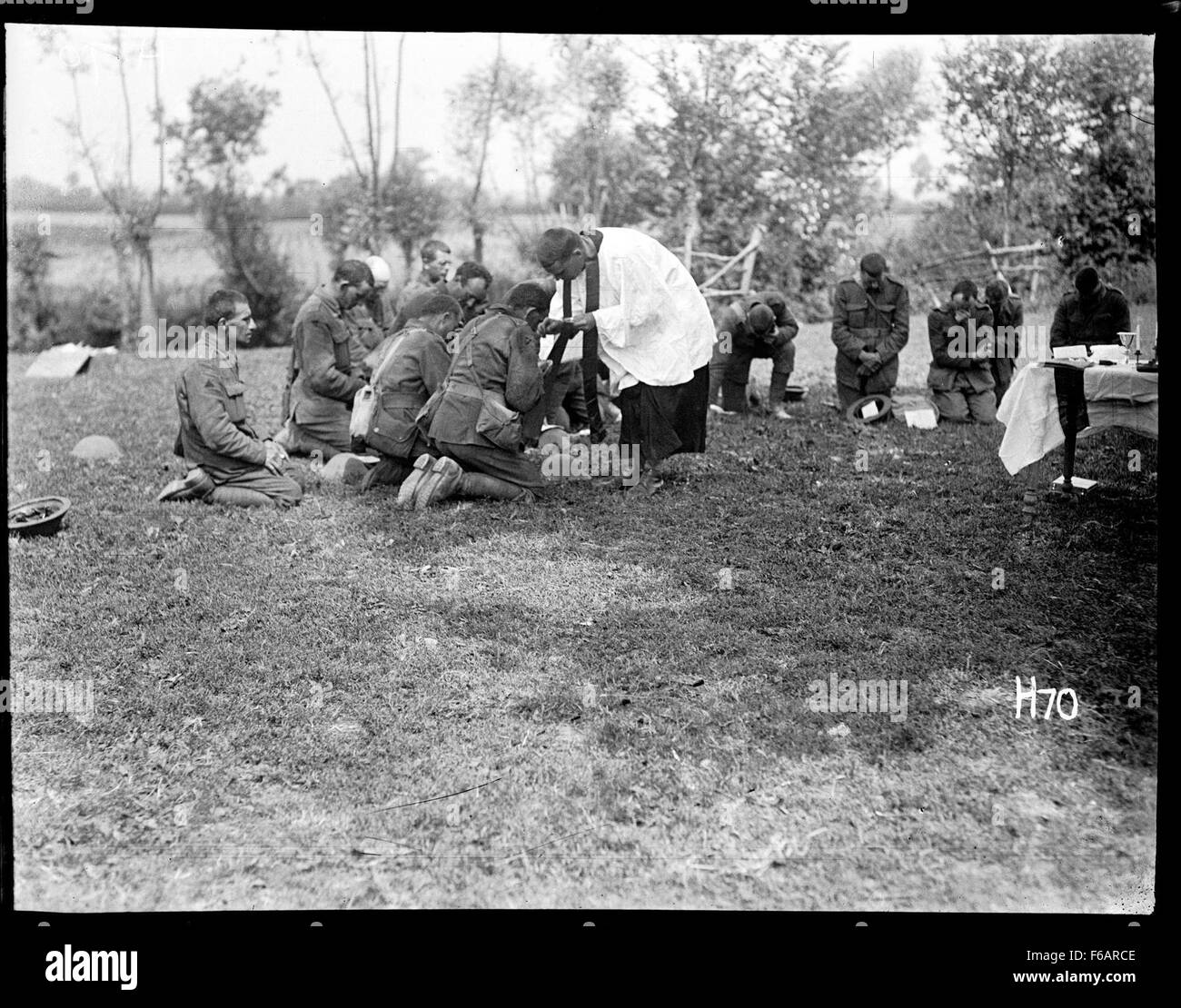 La fotografia dei soldati in un servizio di comunione vicino alla linea di fuoco durante la battaglia di Messines cattura un raro e toccante momento di solennità nel caos della guerra. Mette in evidenza la fede e la determinazione dei soldati mentre cercavano conforto spirituale mentre erano impegnati in una delle battaglie più intense della prima guerra mondiale. Foto Stock