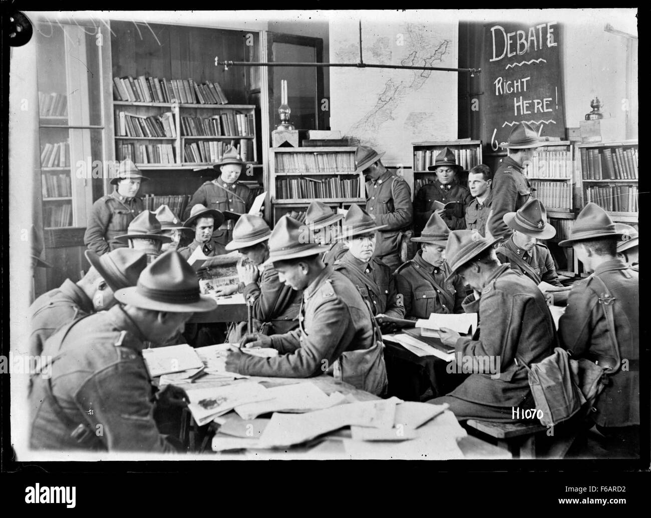 Soldati all'interno della libreria di YMCA in Beauvois, Francia, Guerra Mondiale Foto Stock