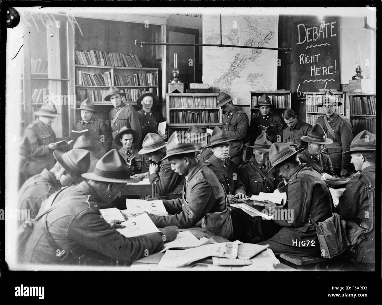 Soldati all'interno della libreria di YMCA in Beauvois, Francia, Guerra Mondiale Foto Stock