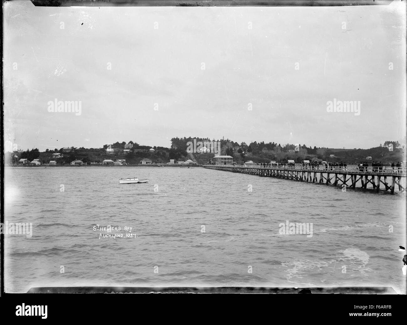 St Heliers Bay, situata a St Heliers, Auckland, è famosa per la sua bellezza panoramica e le viste costiere. La baia è una destinazione popolare per la gente del posto e i visitatori, offrendo un ambiente tranquillo nella città di Auckland. Foto Stock