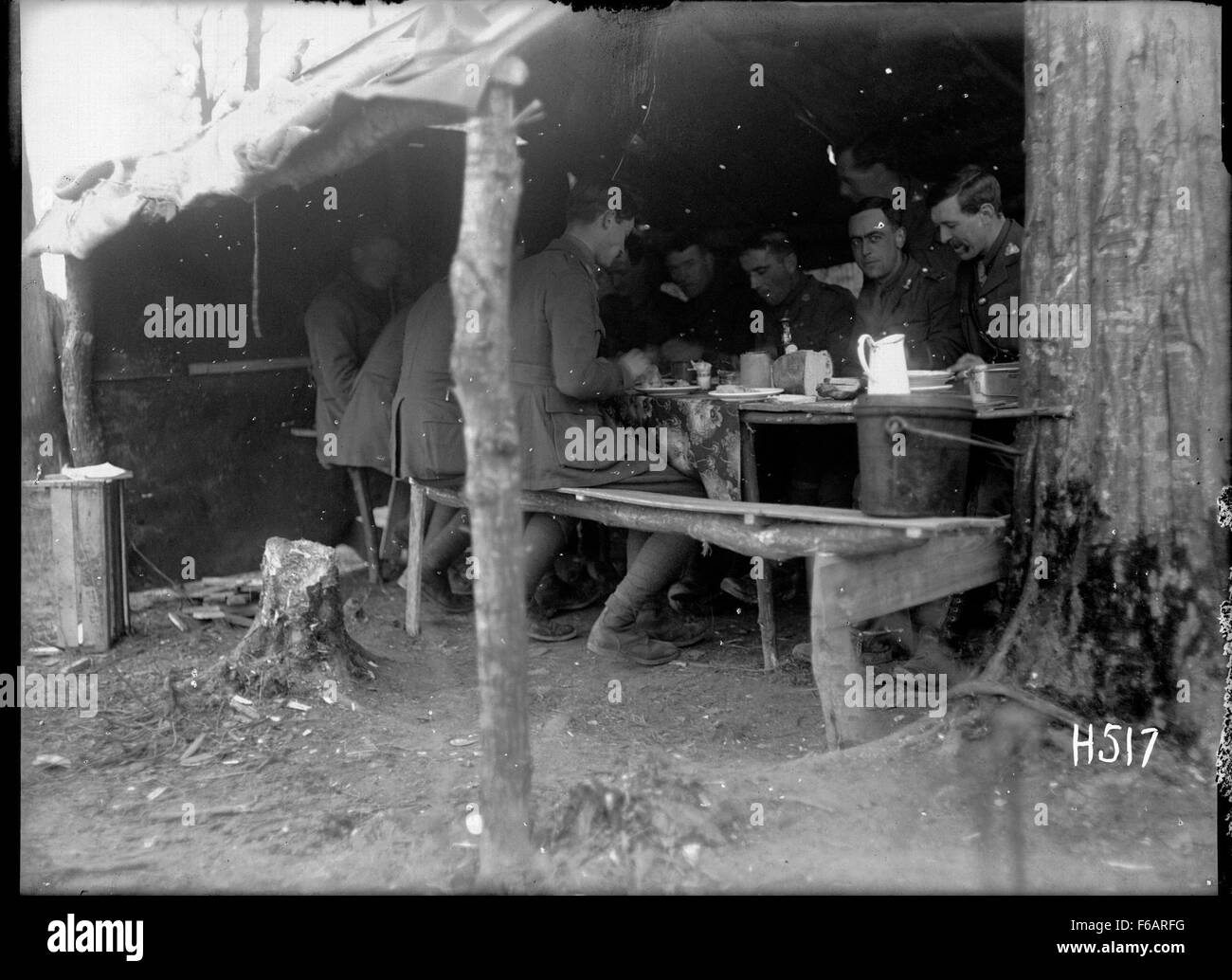 Questa opera d'arte storica raffigura un casino di ufficiali nelle linee di trasporto a Louvencourt, un villaggio in Francia. L'ambientazione illustra la vita quotidiana degli ufficiali militari durante la guerra, catturando il loro ambiente e le loro interazioni sociali nel contesto della prima guerra mondiale Foto Stock