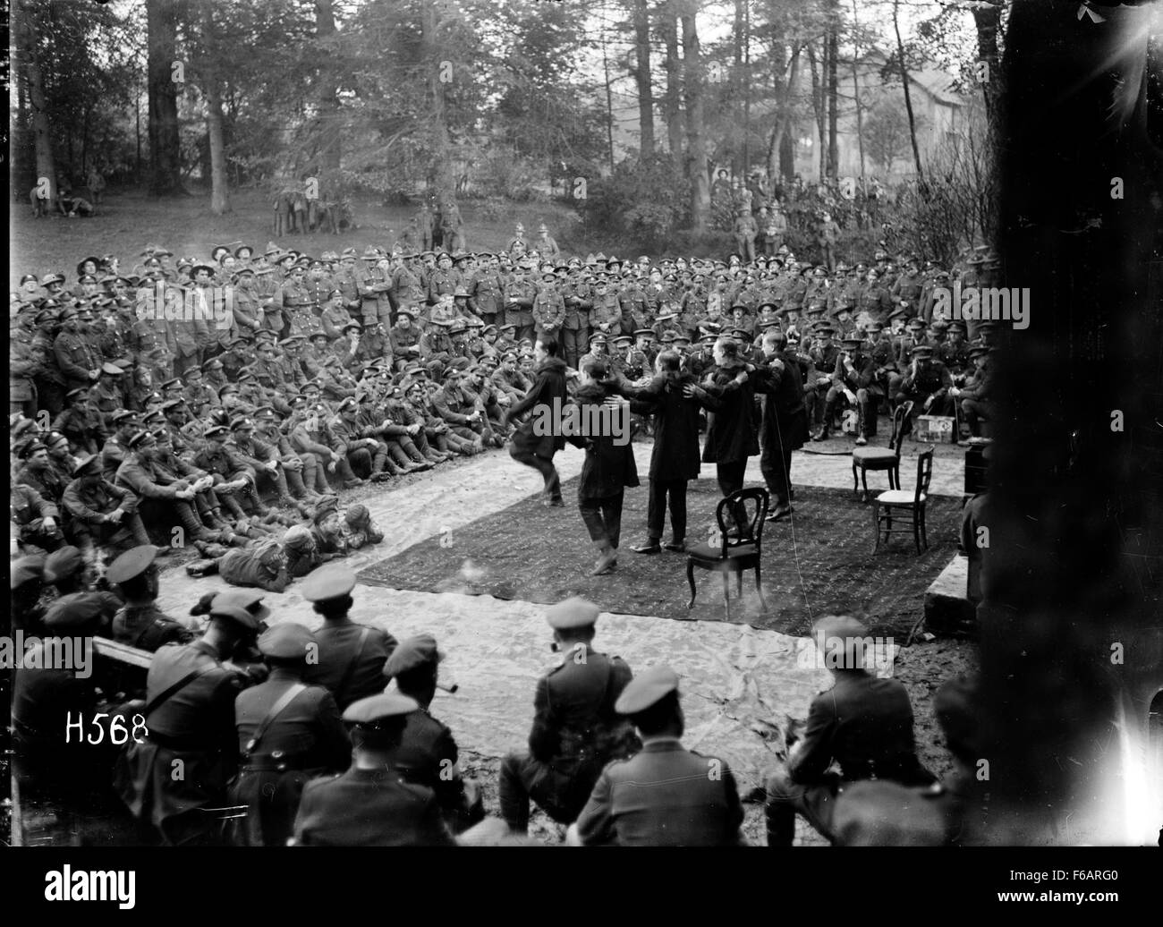 Questa immagine raffigura uno spettacolo di vaudeville all'aperto durante la prima guerra mondiale, che riflette come l'intrattenimento è stato utilizzato per aumentare il morale durante la guerra. Gli spettacoli di vaudeville, spesso caratterizzati da commedie, musica e atti di varietà, erano una forma popolare di intrattenimento civile durante la guerra. Foto Stock
