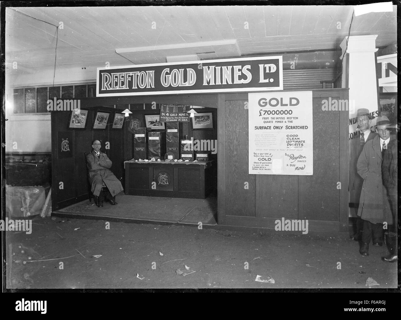 Questa immagine mostra una bancarella in una fiera, con espositori progettati per attirare l'interesse e fornire informazioni sui prodotti e servizi offerti ai potenziali clienti. Foto Stock