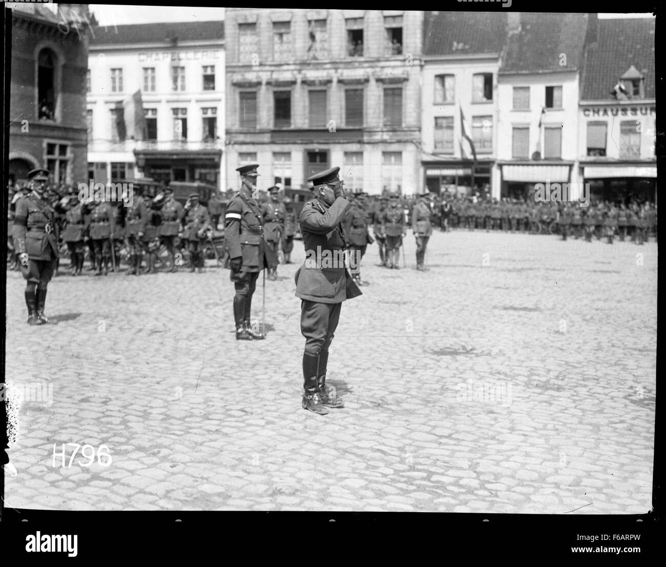 Questa fotografia mostra il Duca di Connaught che ispeziona i soldati vittoriosi che hanno combattuto nella Battaglia di Messines, un'importante battaglia della prima guerra mondiale. L'immagine evidenzia l'onore militare e il significato del momento. Foto Stock