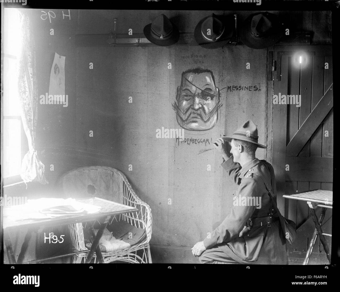 Il tenente G Pat Hanna, un noto fumettista non ufficiale della nuova Zelanda, è noto per le sue illustrazioni satiriche e umoristiche. Questa immagine lo cattura accanto a uno dei suoi iconici cartoni animati. Foto Stock