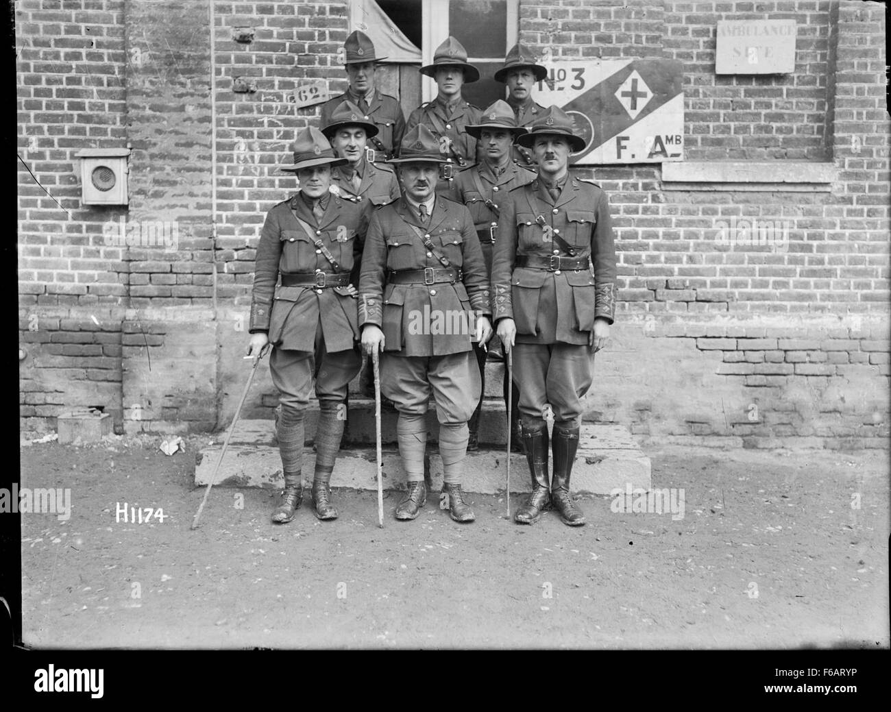 Questa fotografia raffigura gli ufficiali della No. 3 New Zealand Field Ambulance durante la prima guerra mondiale. Cattura la loro leadership e il loro servizio come parte del New Zealand Medical Corps, fornendo supporto medico vitale in prima linea durante il conflitto. Foto Stock