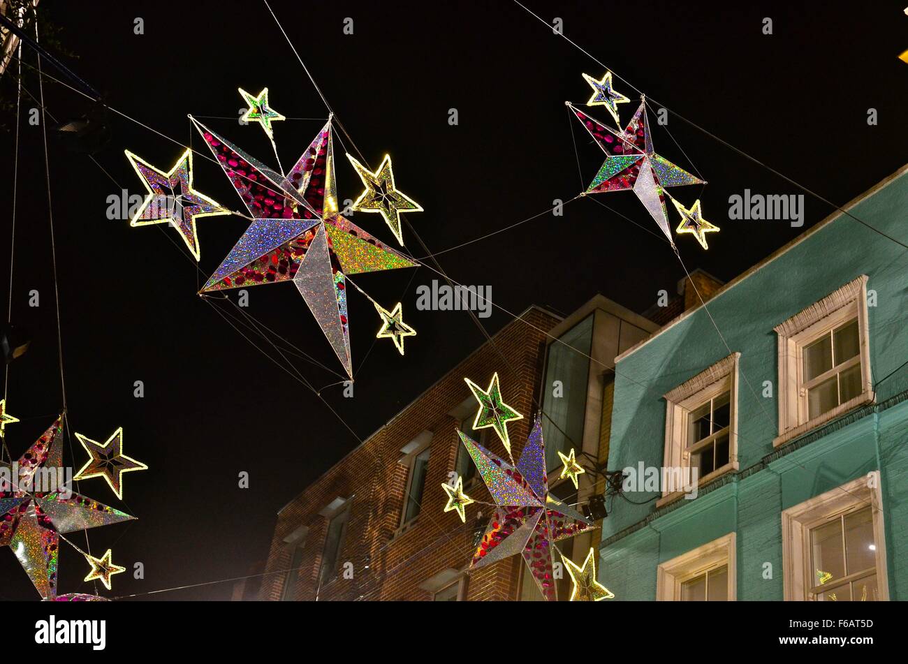 Illuminato stelle facente parte del 2015 le luci di Natale su Carnaby Street, London, England, Regno Unito Foto Stock