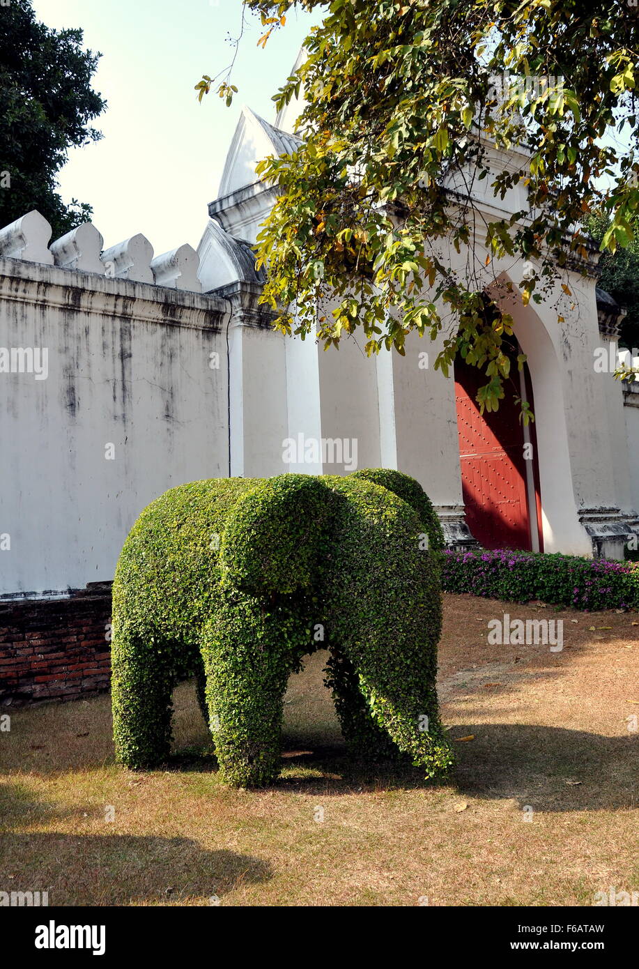 Lopburi, Thailandia: Topiaria da elefante e uno dei cancelli di ingresso in re Narai il Wat Phra Narai Rachanivej Foto Stock