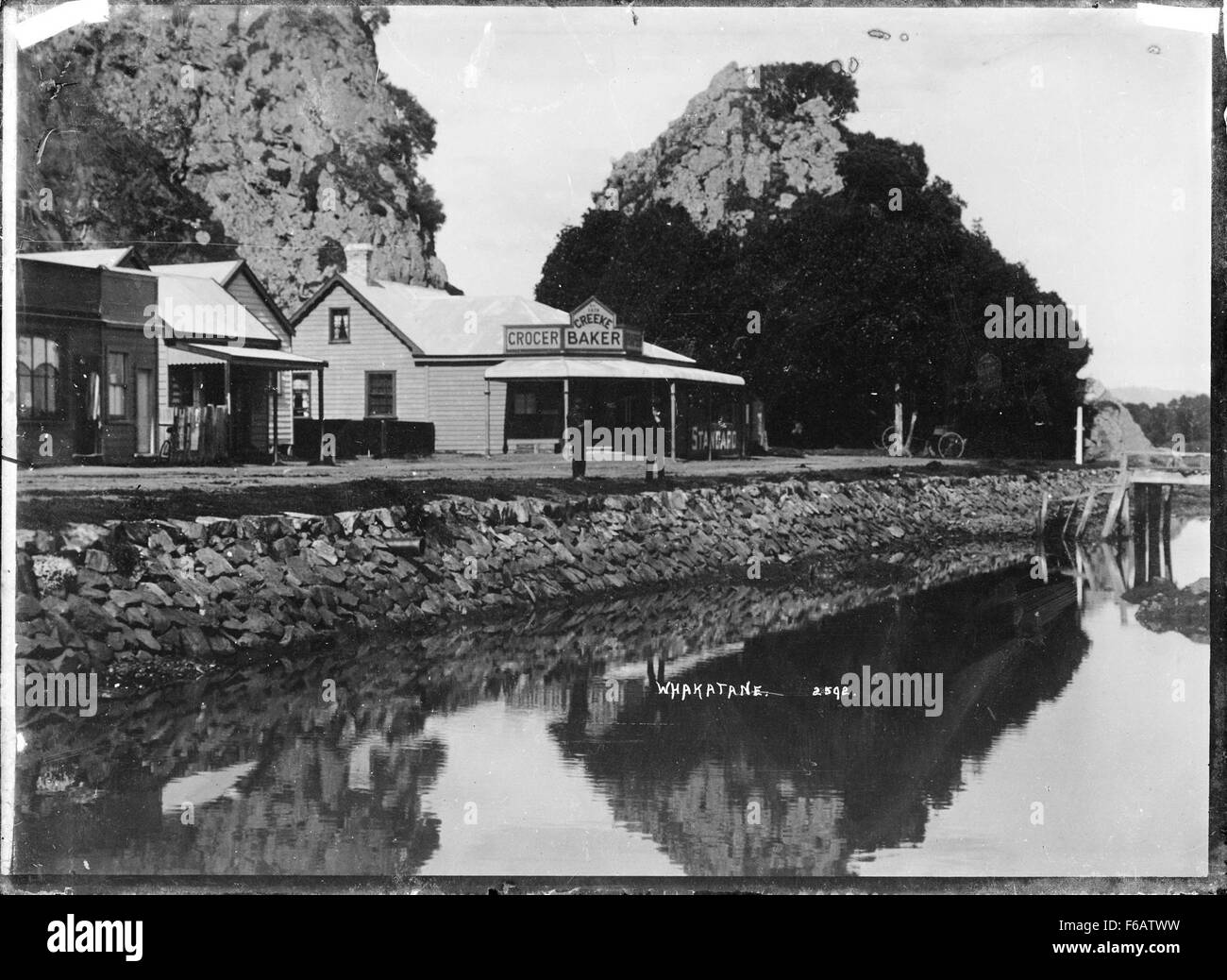 Una vista storica di Whakatane, con un negozio di proprietà di George Creeke. Questo dipinto cattura l'architettura e l'atmosfera della città, concentrandosi sulla posizione del negozio e sull'ambiente circostante durante l'inizio del XX secolo. Foto Stock