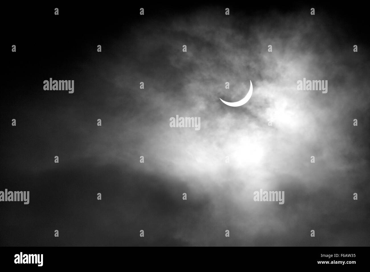 Fotografia in bianco e nero del Regno Unito eclissi solare il 20 marzo 2015 prese vicino a Bradford on Avon, Regno Unito Foto Stock