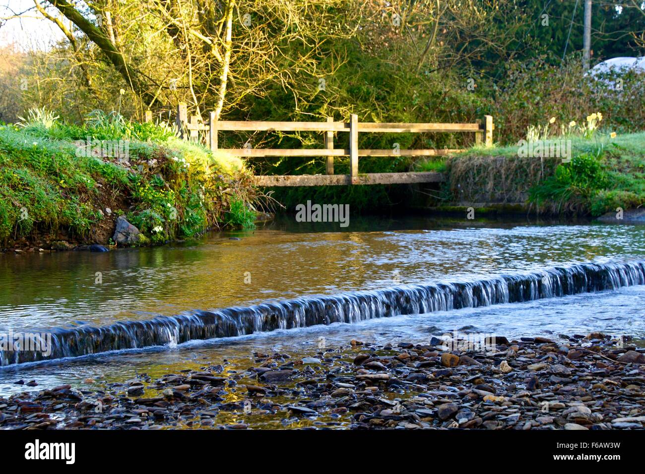 Il pittoresco fiume e ponte nel villaggio di Challacombe nel Parco Nazionale di Exmoor, North Devon Foto Stock
