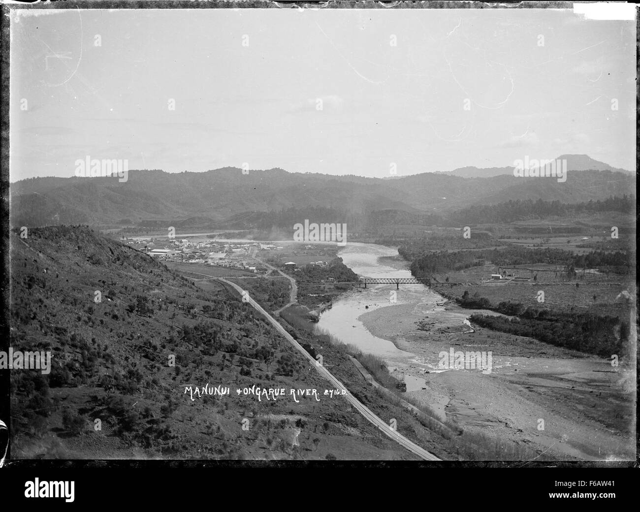 Whanganui River con Manunui nella distanza Foto Stock