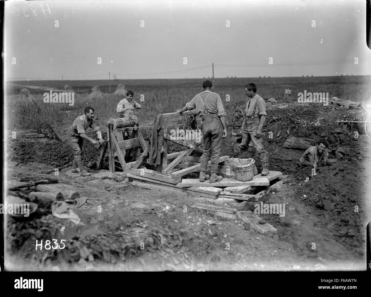 La seconda guerra mondiale 1 soldati di costruire una scavata in campi di grano Foto Stock