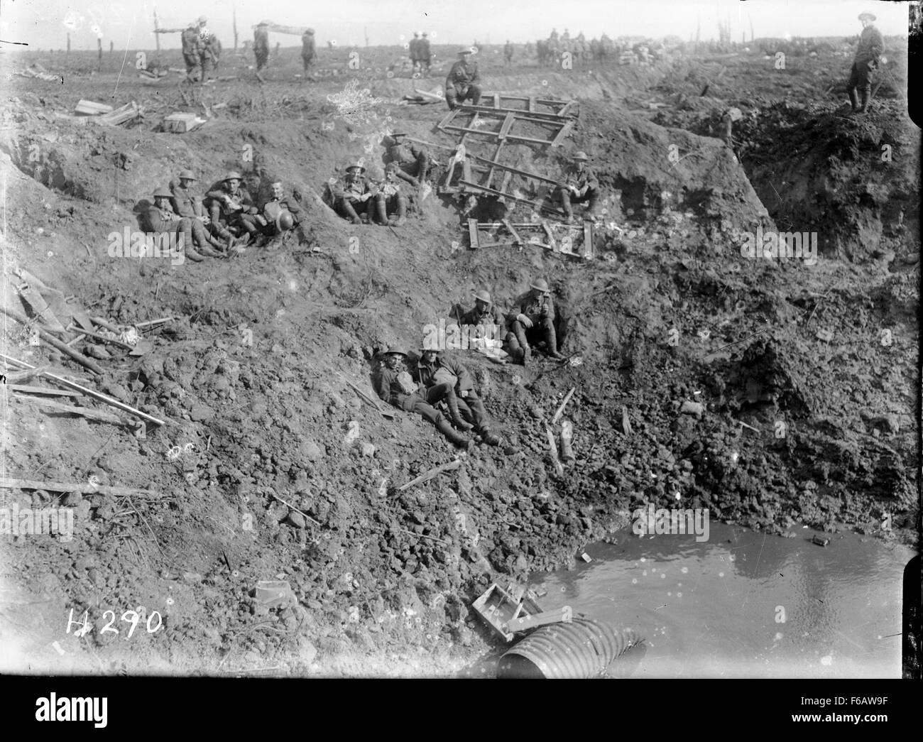 Una fotografia raffigurante gli ingegneri neozelandesi che riposano durante la prima guerra mondiale, mostrando i soldati in uniforme. Questa immagine cattura un momento storico della grande Guerra. Foto Stock