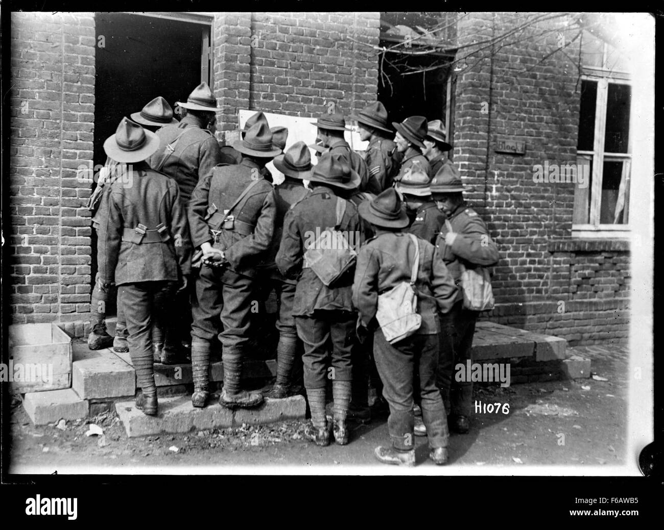 I soldati neozelandesi durante la prima guerra mondiale sono visti studiare mappe, probabilmente prepararsi per le operazioni militari. Questa immagine fornisce informazioni sulla pianificazione e gli sforzi strategici compiuti dalle truppe durante la guerra, evidenziando l'importanza della logistica e della mappatura. Foto Stock