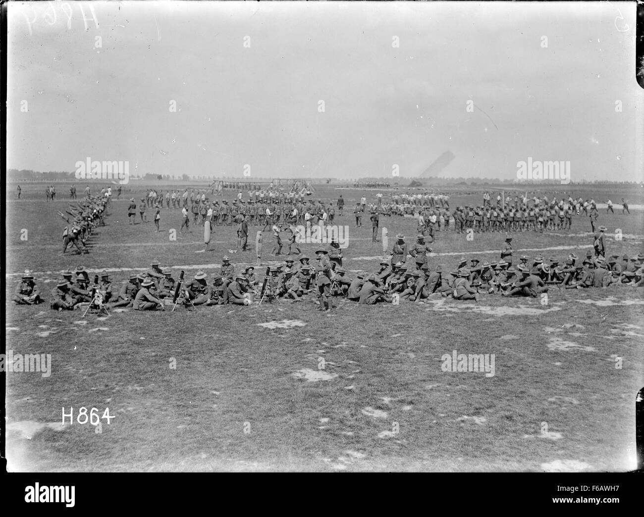 Questa immagine cattura un angolo di un campo di allenamento in nuova Zelanda, probabilmente correlato all'addestramento militare o sportivo. La scena riflette l'ambiente strutturato utilizzato per vari tipi di formazione nella regione. Foto Stock