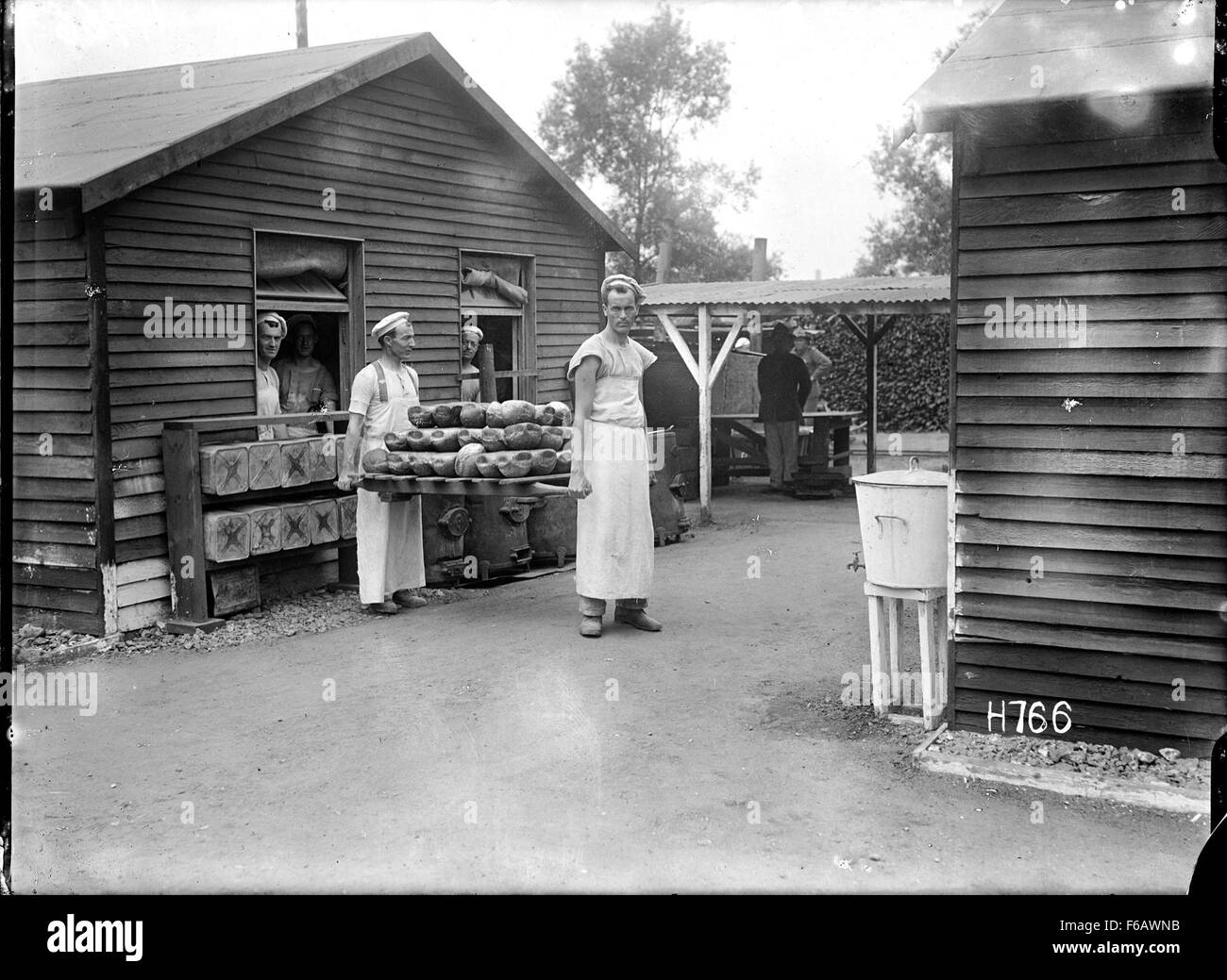 Questa fotografia raffigura lavoratori che trasportano pane appena sfornato presso la New Zealand Field Bakery di Rouen durante la prima guerra mondiale. La panetteria, gestita dai soldati neozelandesi, faceva parte dello sforzo bellico per fornire cibo fresco alle truppe di stanza in Francia. Foto Stock
