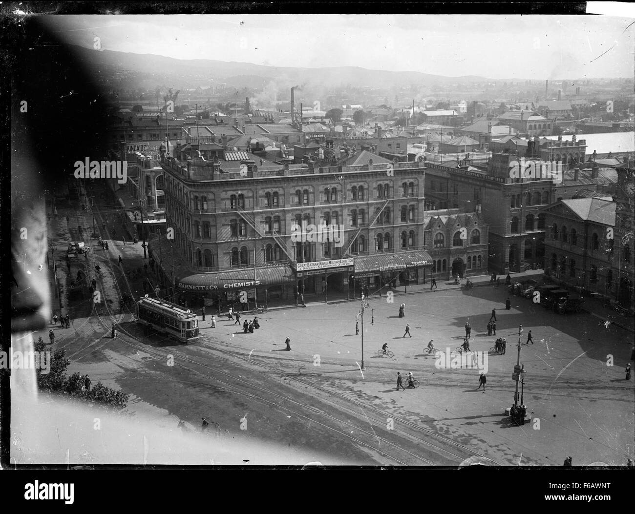 Questa fotografia di Cathedral Square a Christchurch mostra lo United Service Hotel, un edificio iconico nel quartiere storico della città. L'hotel è stato un punto di riferimento significativo e ha contribuito al carattere architettonico del centro di Christchurch. Foto Stock