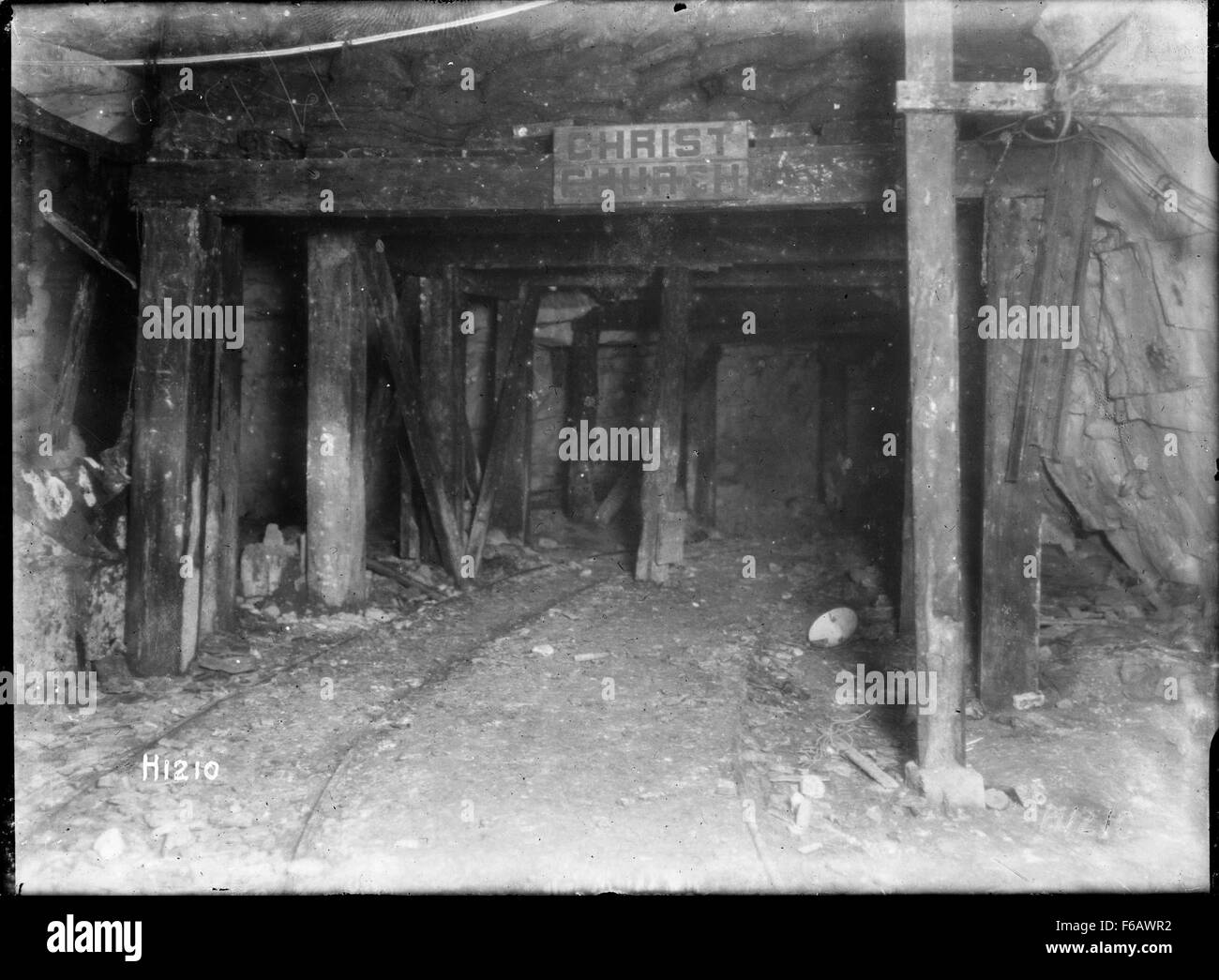 Questa immagine cattura il tunnel di Christchurch ad Arras, in Francia, offrendo una vista del significato architettonico e storico del tunnel nel contesto dell'ambiente circostante e della storia della guerra. Foto Stock