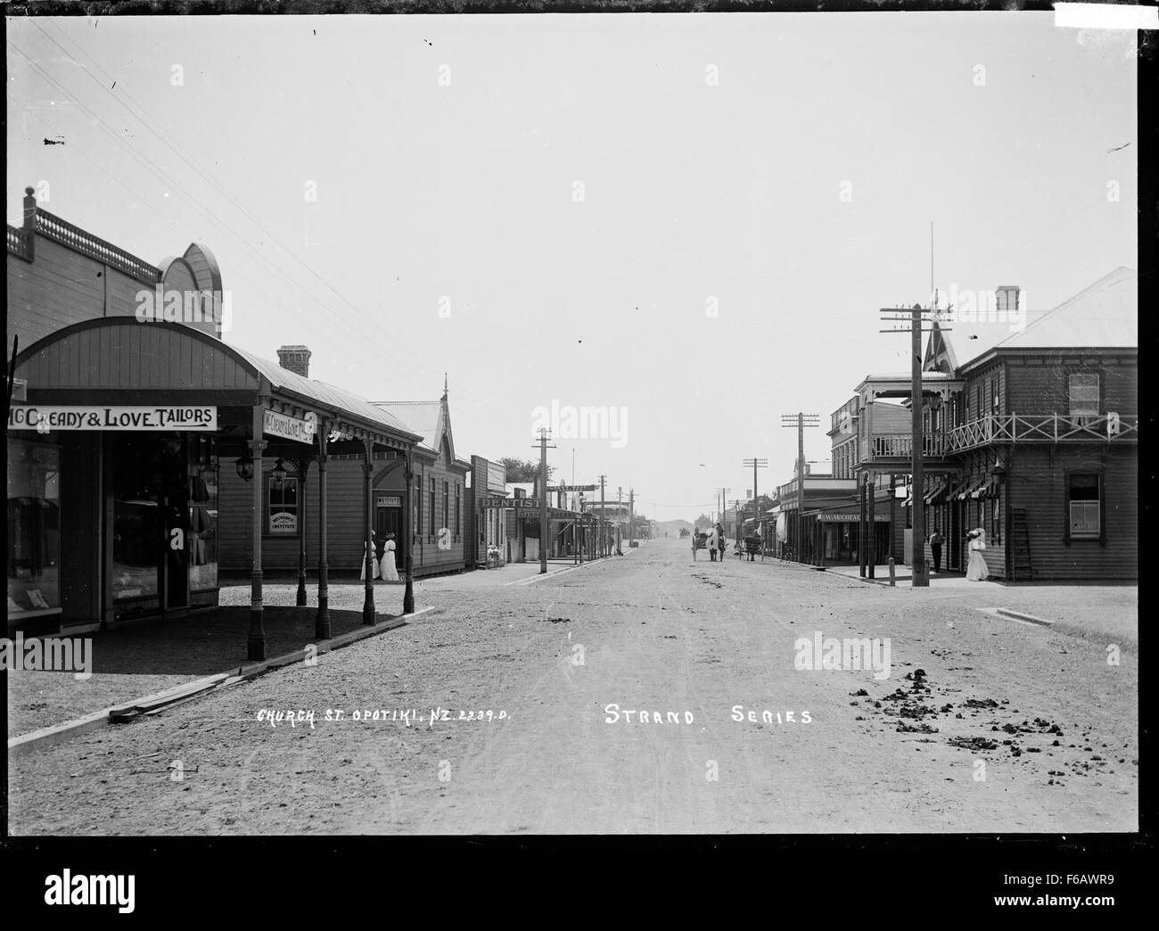 Questa immagine cattura una vista di Church Street a Opotiki, nuova Zelanda, mostrando la sua architettura storica e il fascino di una piccola città. La scena riflette il carattere unico del paesaggio urbano di Opotiki e il suo ruolo nella storia locale. Foto Stock