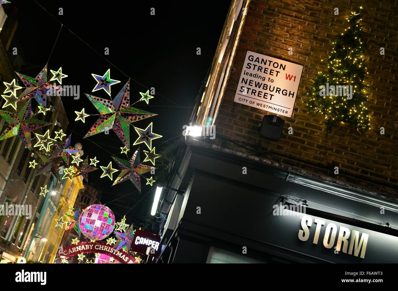 Le luci di Natale su Carnaby Street come visto da Ganton Street, London, England, Regno Unito Foto Stock