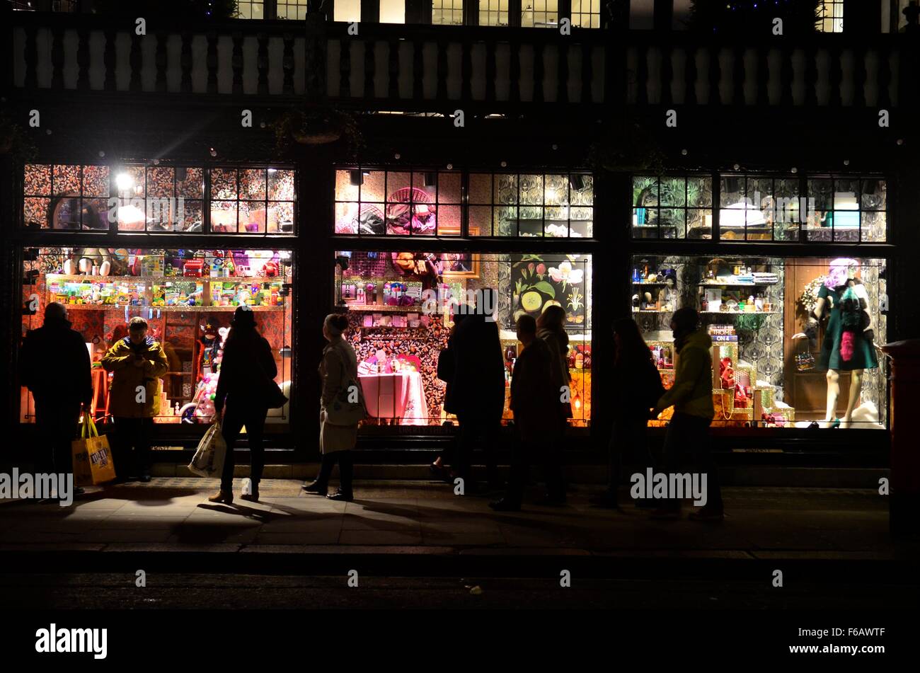 Le persone che cercano nella finestra e le decorazioni di Natale in libertà store, Great Marlborough Street, London, 2015 Foto Stock