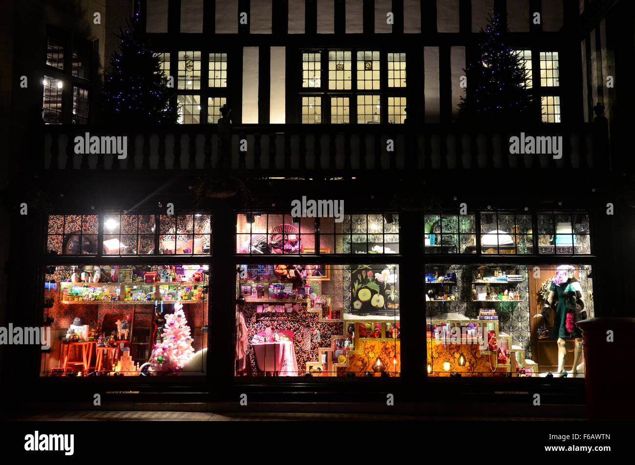 Il 2015 finestra di Natale in libertà sulla Great Marlborough Street, London, England, Regno Unito Foto Stock
