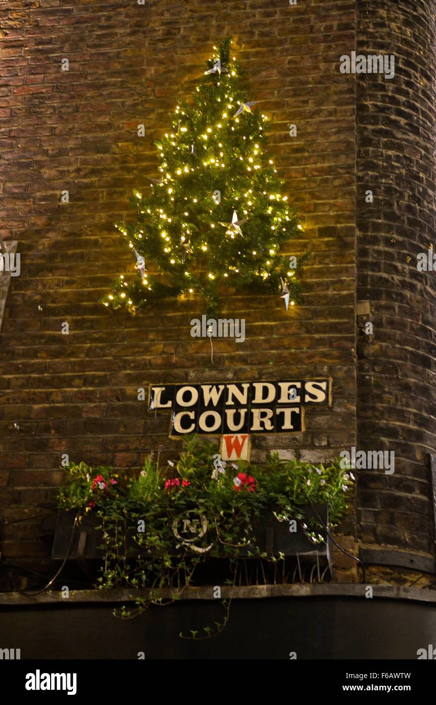 Albero di Natale sulla parete della Corte di Lowndes off Carnaby Street, 2015, Londra, Inghilterra, Regno Unito Foto Stock
