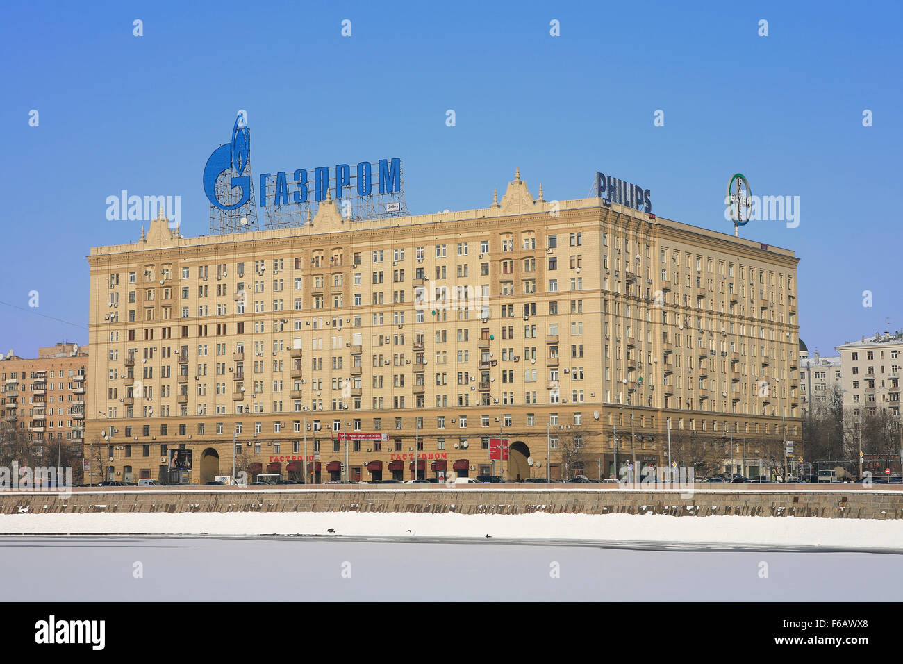 Un Gazprom insegna al neon sulla parte superiore di un edificio accanto alla Casa Bianca a Mosca, Russia Foto Stock