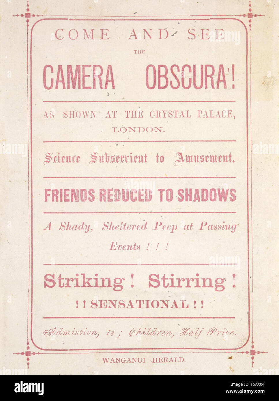 "Vieni a vedere la camera Obscura!" si riferisce a una mostra storica che mostra il dispositivo ottico noto come camera oscura, che è stato utilizzato per visualizzare e registrare immagini. Questa opera d'arte celebra il successo scientifico e il significato culturale di questa prima tecnologia fotografica. Foto Stock
