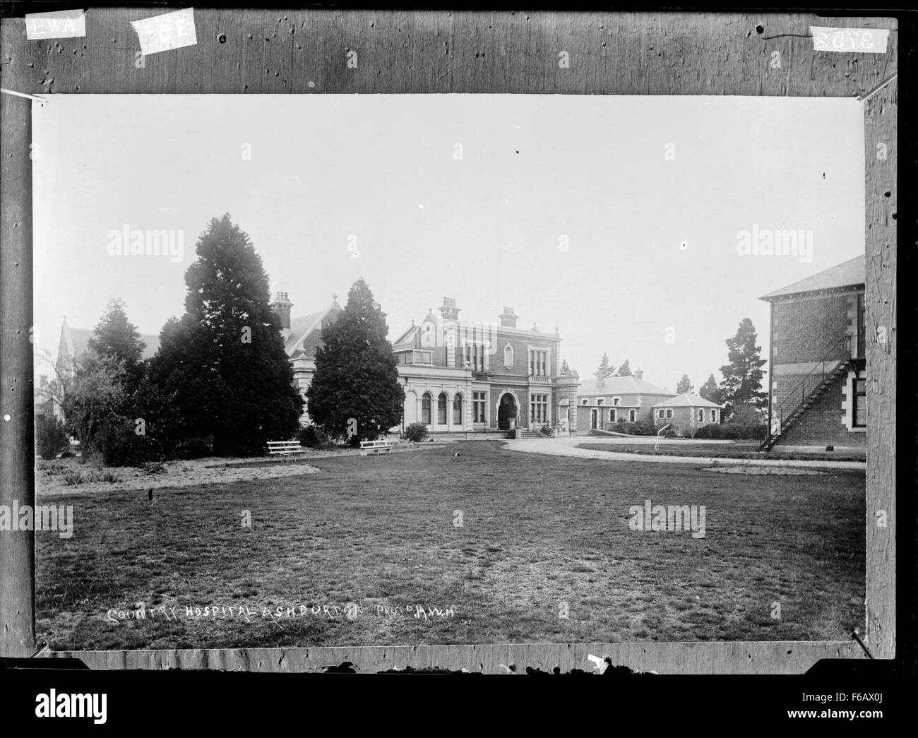 Questa fotografia storica dell'ospedale di campagna di Ashburton, nuova Zelanda, cattura la struttura e il design della struttura medica durante la fine del XIX secolo. Foto Stock