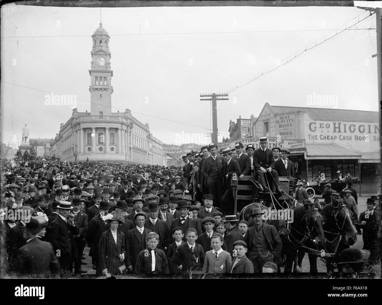 Una folla si riunisce vicino al municipio di Auckland in Queen Street, nuova Zelanda, durante un evento pubblico. Il Municipio, un punto di riferimento storico, è un punto focale per riunioni civiche e spettacoli nel quartiere centrale degli affari di Auckland. Foto Stock