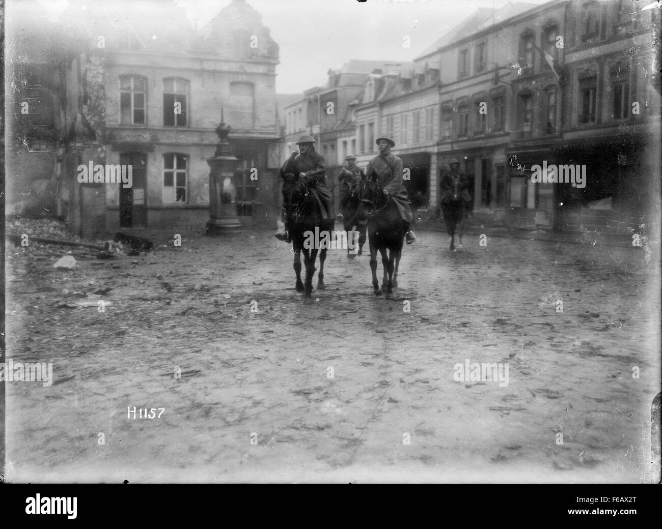 Questa fotografia storica mostra i comandanti delle divisioni che entrano a le Quesnoy, in Francia, dopo la cattura della città. L'immagine segna un momento significativo durante la prima guerra mondiale, simboleggiando la vittoria alleata nella regione. Foto Stock