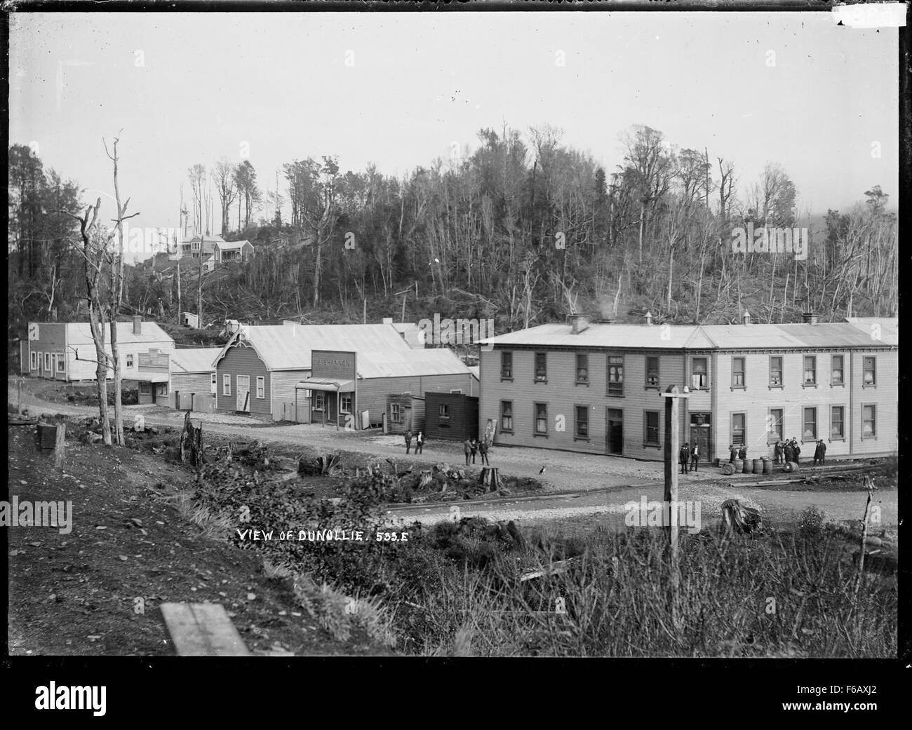 Una vista generale di Dunollie nel Grey District, catturando la bellezza panoramica della zona. L'immagine mette in evidenza il paesaggio naturale, caratterizzato da colline ondulate e il pittoresco sfondo del terreno accidentato del quartiere, offrendo uno sguardo sull'ambiente circostante e la sua atmosfera serena. Foto Stock