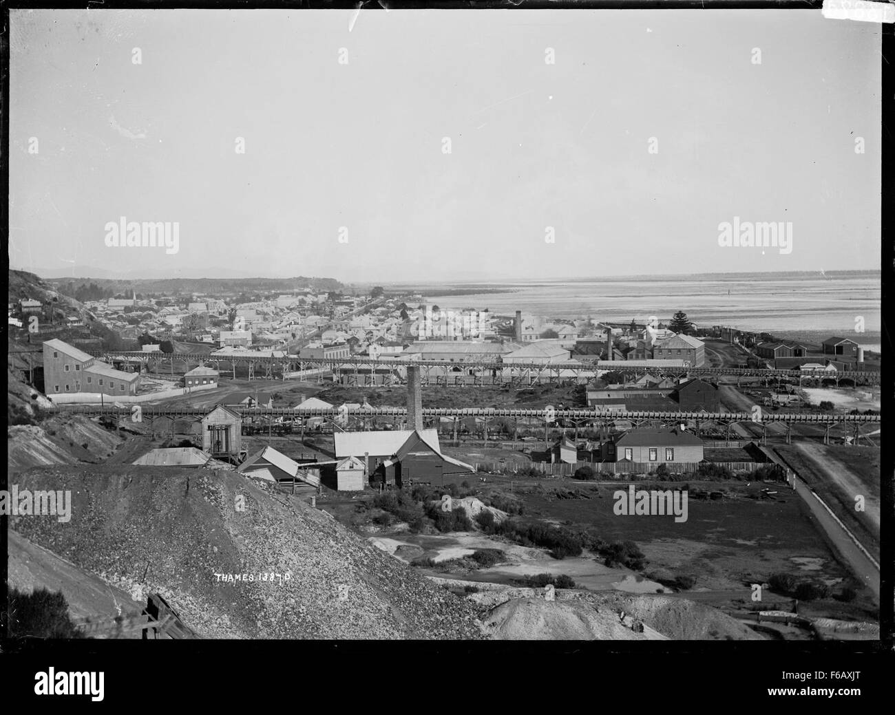 Questa vista storica del fiume Tamigi, guardando verso sud, cattura i monumenti iconici e la bellezza panoramica di Londra. L'immagine riflette il significato del fiume nella storia britannica, mostrando lo sviluppo urbano intorno al Tamigi. Foto Stock
