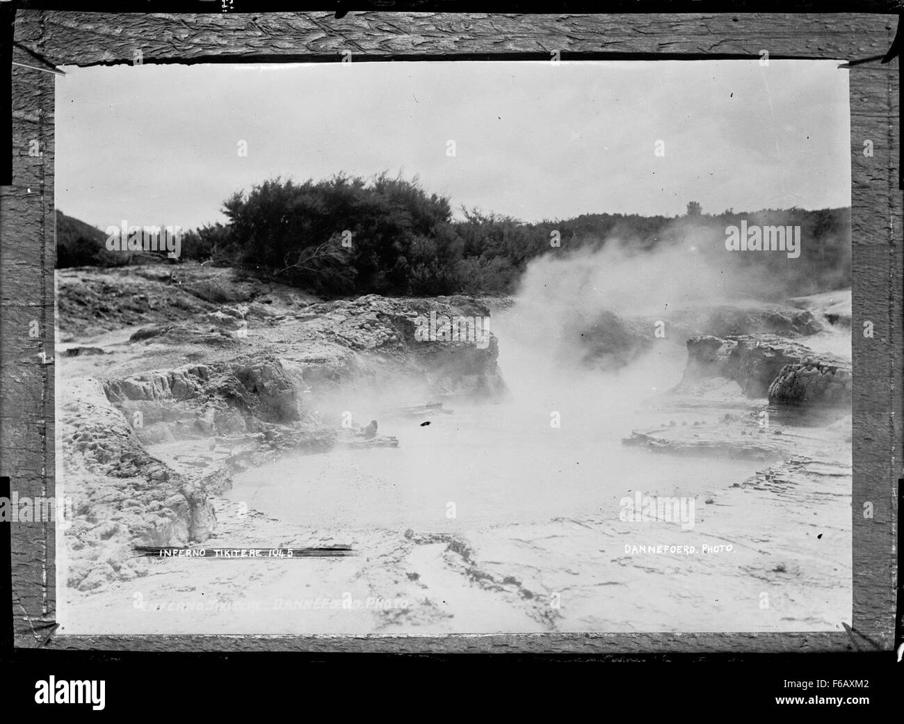 Questa fotografia scattata da Sigvard Jacob cattura la bellezza serena di una piscina geotermale a Tikitere. L'immagine evidenzia la bellezza naturale e le caratteristiche geotermiche uniche della zona, conosciuta per le sue sorgenti termali e il paesaggio vulcanico. Foto Stock