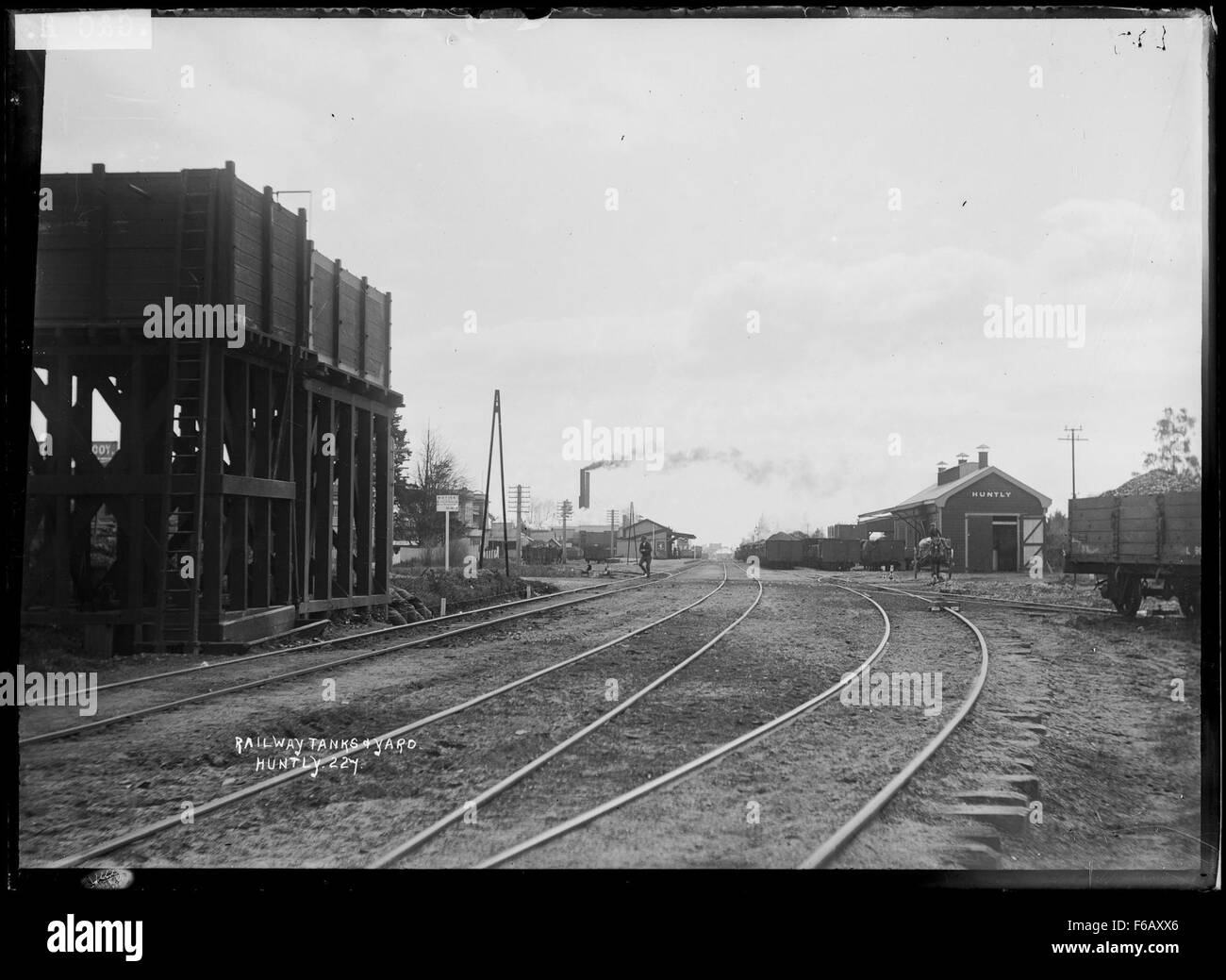 La stazione ferroviaria di Huntly e i suoi cantieri ferroviari circostanti rappresentano un importante snodo dei trasporti in Scozia. L'immagine evidenzia l'ambito operativo della stazione e della sua infrastruttura, fornendo informazioni sul ruolo del sistema ferroviario nella connettività regionale e nel commercio. Foto Stock
