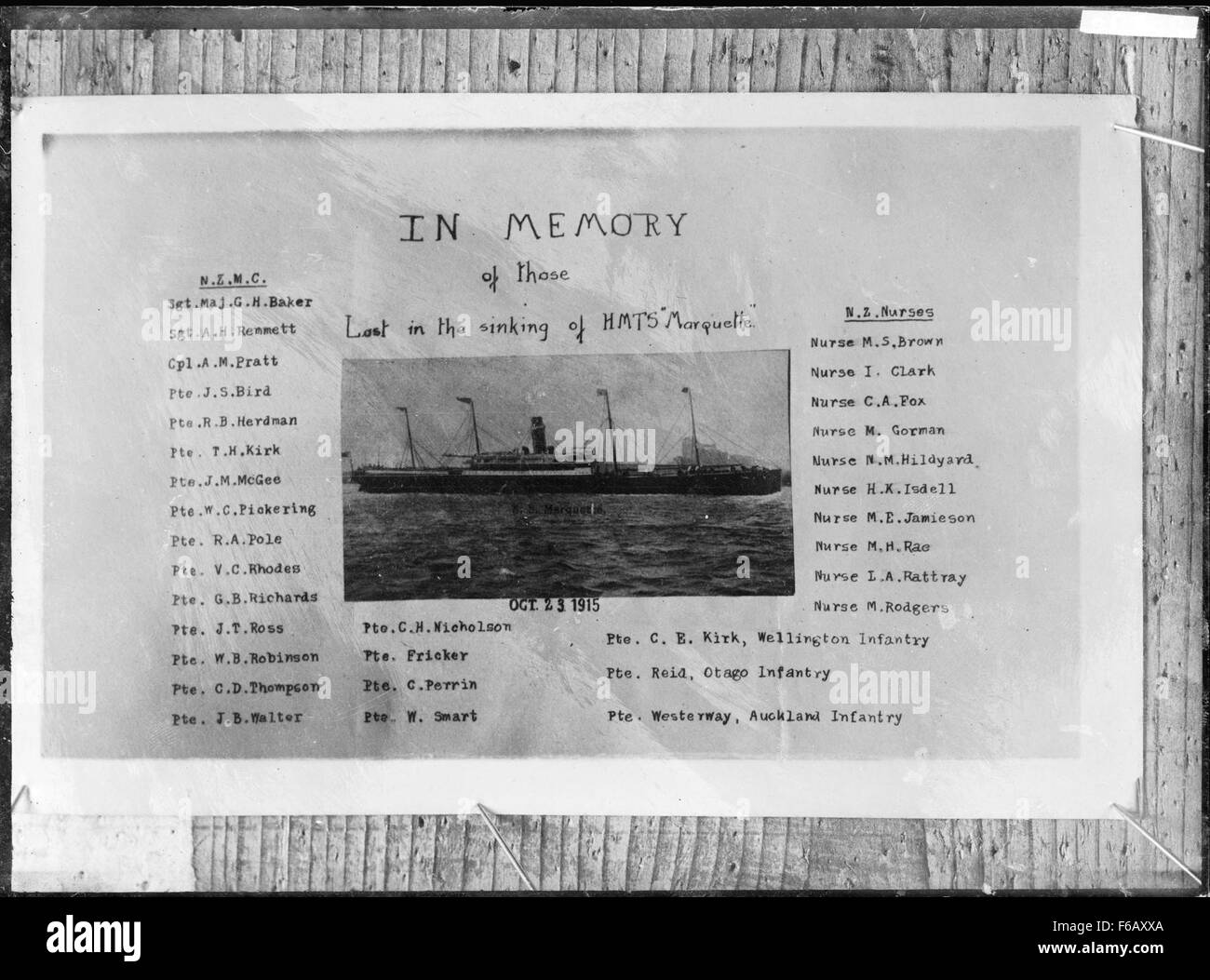 Questa immagine raffigura la nave ospedale Marquette con un elenco dei suoi membri. La nave faceva parte degli sforzi medici in tempo di guerra, fornendo assistenza e supporto al personale ferito durante il conflitto. Foto Stock