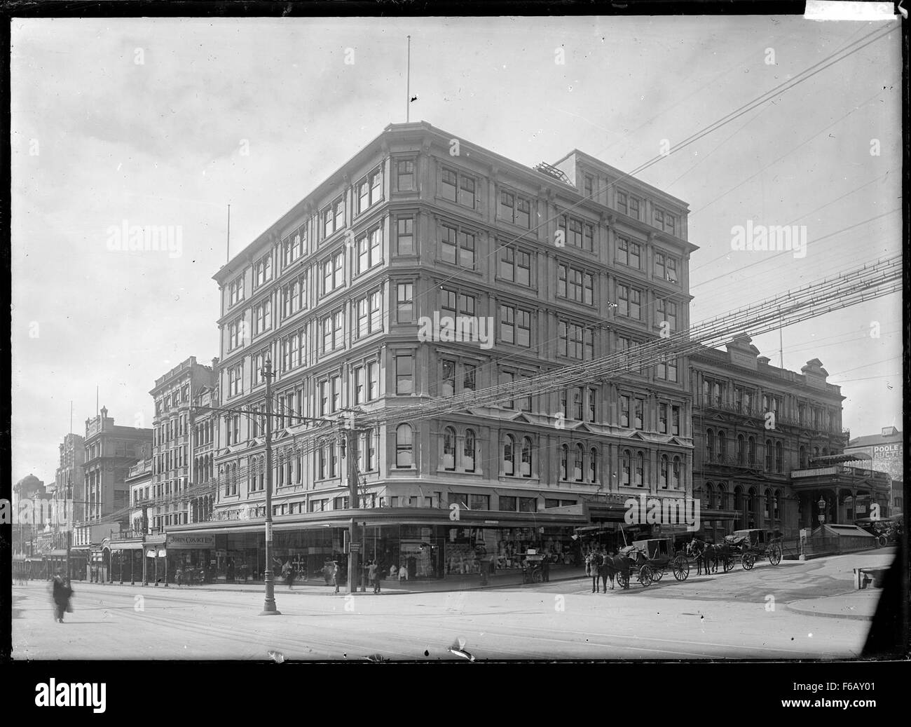 Una fotografia storica o un'opera d'arte della John Court Ltd, situata in Queen Street, Auckland, che mette in evidenza il suo significato architettonico nel paesaggio urbano durante il periodo della sua attività. Foto Stock