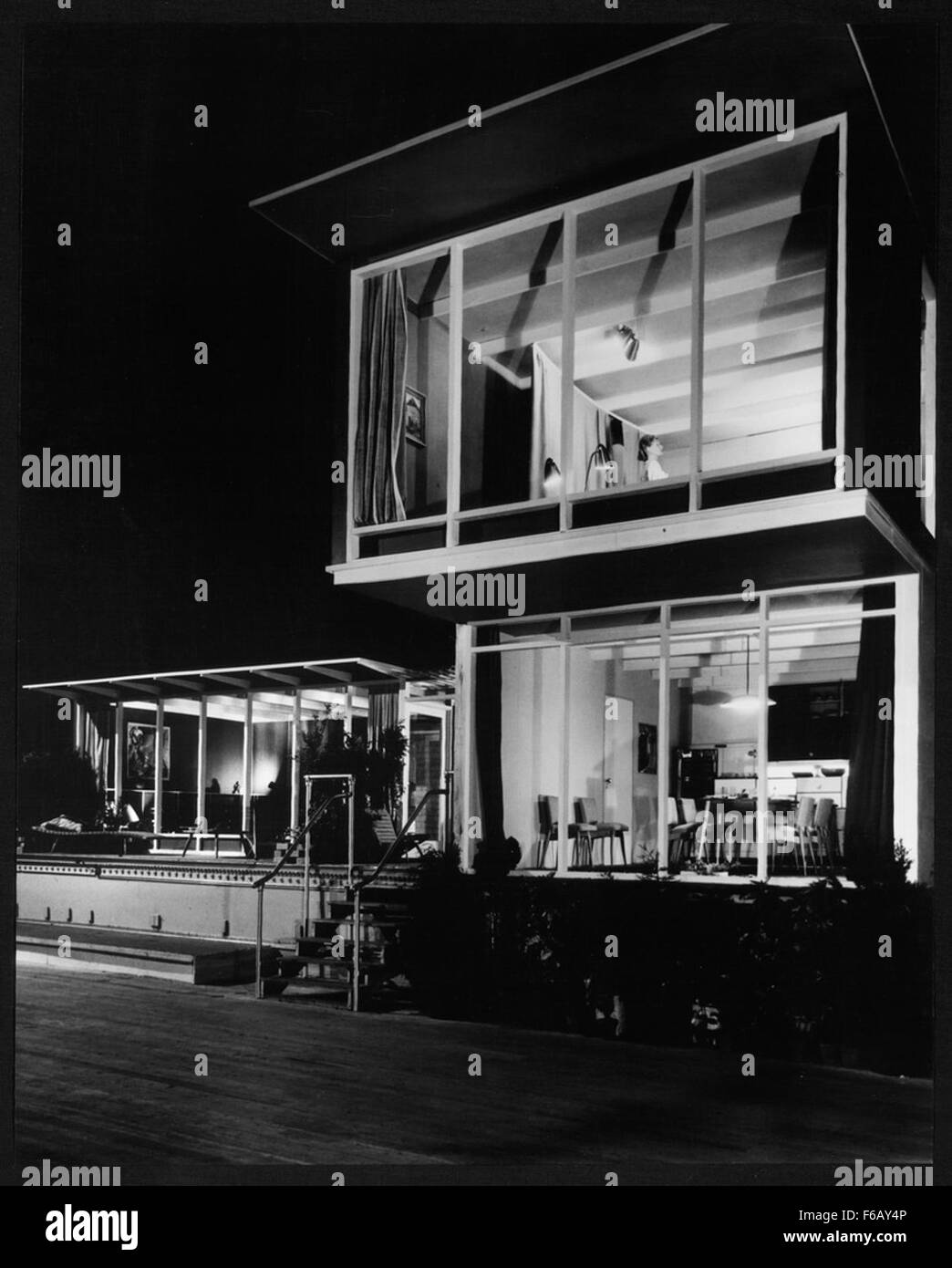 Una vista esterna della mostra "House of Tomorrow" presso l'Exhibition Building di Melbourne, 1949, che mostra design all'avanguardia e architettura futuristica per i suoi tempi. Foto Stock