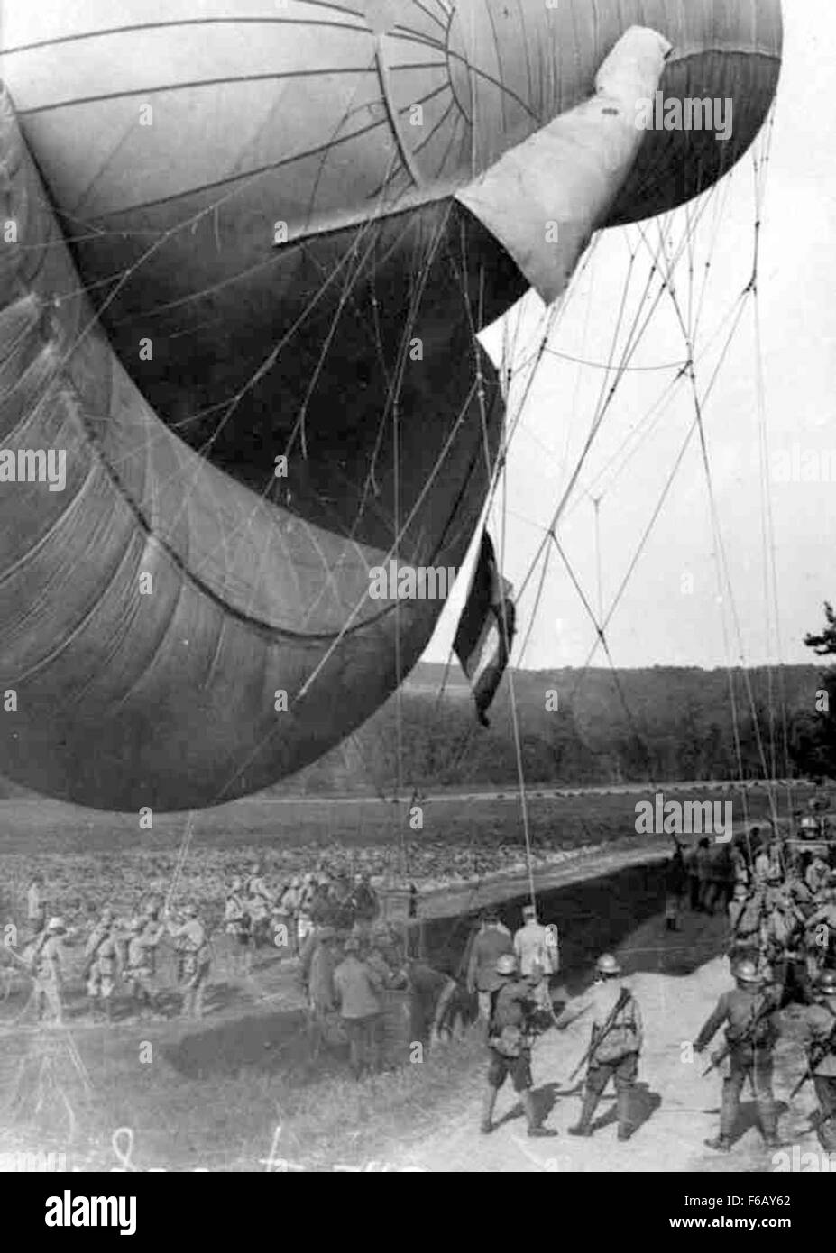 Un pallone aerostatico francese è visto in volo con un equipaggio di terra che assiste. Questo pallone fu utilizzato per la ricognizione aerea durante il XIX secolo, fornendo preziose informazioni per le operazioni militari. Foto Stock