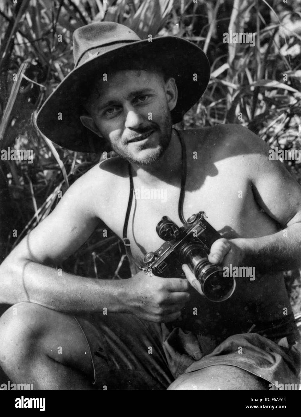 La fotografia di George Silk cattura momenti di importanza storica e culturale. Il suo lavoro si concentra sull'esperienza umana, spesso raffigurando scene di vita quotidiana, eventi storici e storie avvincenti attraverso uno stile documentario. Foto Stock