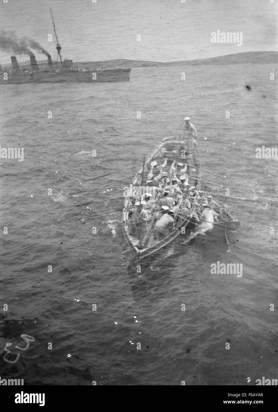 Un'opera d'arte concettuale intitolata "This Way or That Way" che esplora visivamente il tema della scelta e della direzione. Il pezzo contrasta due percorsi diversi, simboleggiando il processo decisionale e le sue conseguenze. Lo stile minimalista dell'opera evidenzia la profondità emotiva del soggetto attraverso una narrazione visiva semplice ma potente. Foto Stock