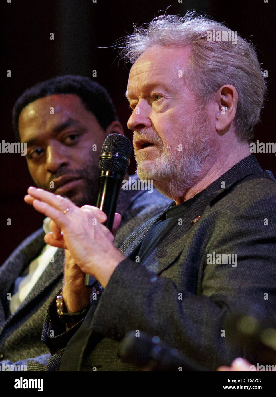 Regista Ridley Scott parla durante un panel di discussione circa il NASA il viaggio su Marte e il film "Il marziano,' Martedì, Settembre 29, 2015, in Grosvenor Auditorium presso la National Geographic Society sede a Washington. Gli scienziati della NASA e ingegneri è servita come consulenti tecnici sulla pellicola. Il film ritrae una visione realistica del clima e la topografia di Marte, sulla base dei dati della NASA, e alcune delle sfide che la NASA volti come ci prepariamo per l'esplorazione umana del pianeta rosso nel 2030s. Photo credit: (NASA/Joel Kowsky) Foto Stock