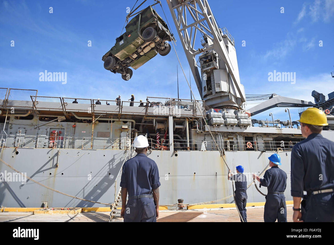 150819-N-KM939-269 SAIPAN Harbour, Saipan (Agosto 19, 2015) - marinai del dock anfibio sbarco nave USS Ashland (LSD 48) ingranaggio di carico a partire dal trentunesimo Marine Expeditionary Unit (MEU) durante i soccorsi in Saipan. Ashland e avviato il 31 MEU sono assegnati al Bonhomme Richard Expeditionary Strike gruppo ed è di pattuglia NEGLI STATI UNITI 7 flotta area di operazioni. (U.S. Foto di Marina di Massa lo specialista di comunicazione di terza classe David A. Cox/rilasciato) Foto Stock