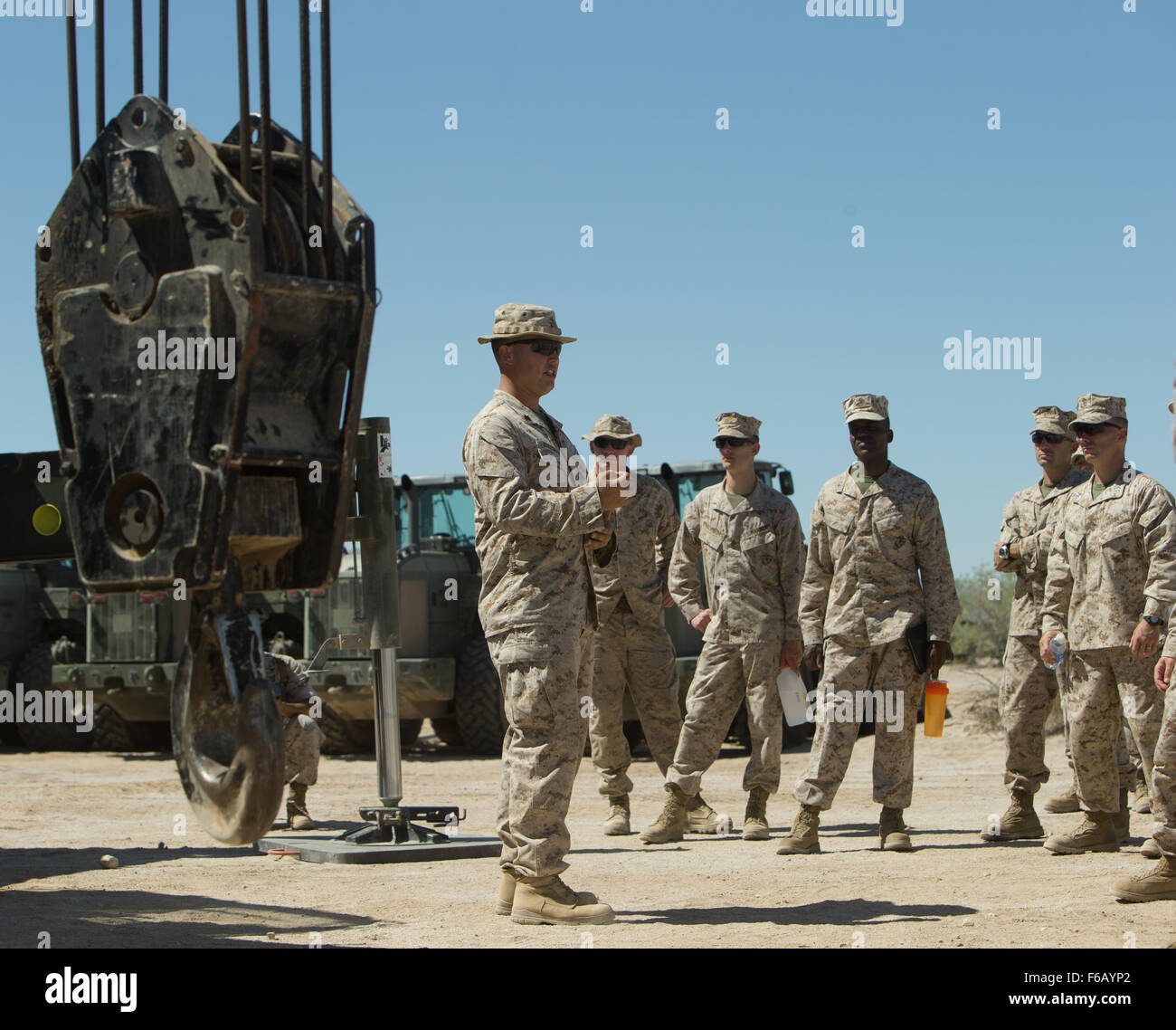 Stati Uniti Marine Corps Sgt. Richard Bousman, Marina Wing Support Squadron 374, Equipaggiamento tecnico operatore, mutandine la massa di aria il supporto agli studenti durante un tour del sito 50, una selezione di armi e tattiche istruttore (WTI) Corso 1-16 area formazione sul Sett. 19, 2015, Yuma, Ariz. Questo tour di familiarizzazione è al di là del WTI 1-16, un sette alla settimana di formazione professionale evento organizzato da aviazione marina di armi e tattiche di uno squadrone (MAWTS-1) cadre, in cui si sottolinea che un'integrazione operativa delle sei funzioni del Marine Corps aviation a sostegno di un Marine Air Ground Task Force. MAWTS-1 fornisce funzionalità standardizzate advanced tactical Foto Stock